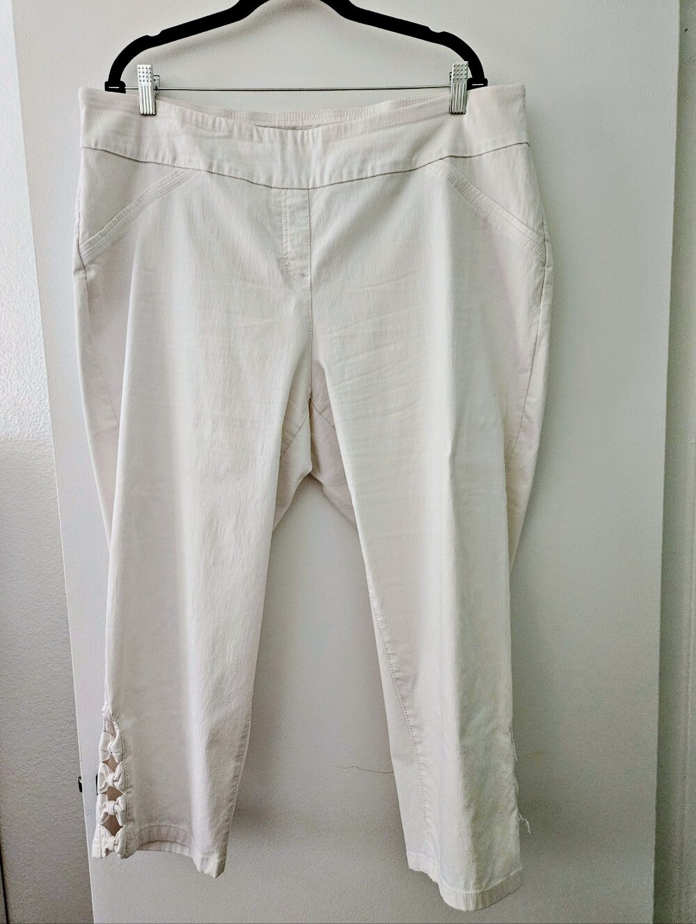 Alia Plus Ivory Capri Pants Bow Cutout Ankle Detail Coquette Plus Size 22W EUC